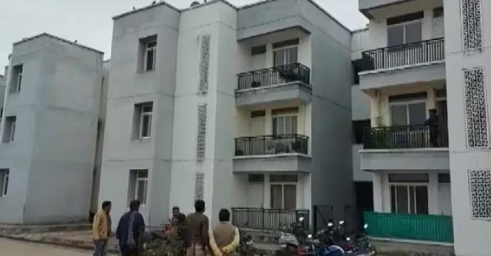 Theft At Police Officers : डीएसपी सहित 13 पुलिसकर्मियों के घर में चोरी, लाखों का सामान ले गए चोर Theft At Police Officers : डीएसपी सहित 13 पुलिसकर्मियों के घर में चोरी, लाखों का सामान ले गए चोर