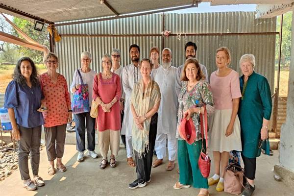 Indian Tour : ऑस्ट्रेलिया के प्रतिनिधि-मण्डल ने बाग का भ्रमण कर कला की प्रक्रिया को जाना-समझा Indian Tour : ऑस्ट्रेलिया के प्रतिनिधि-मण्डल ने बाग का भ्रमण कर कला की प्रक्रिया को जाना-समझा
