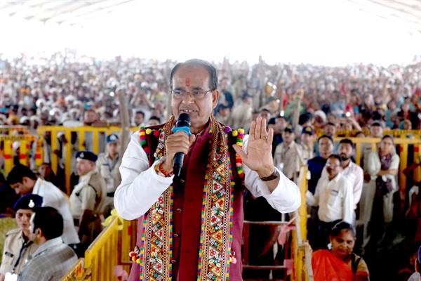 CM Shivraj Annoucement : देवरानी, जेठानी, मंजली और संजली को भी मिलेगा लाड़ली बहना योजना का लाभ, कनिका और दिव्यांश के उपचार की मंच से की घोषणा CM Shivraj Annoucement : देवरानी, जेठानी, मंजली और संजली को भी मिलेगा लाड़ली बहना योजना का लाभ, कनिका और दिव्यांश के उपचार की मंच से की घोषणा
