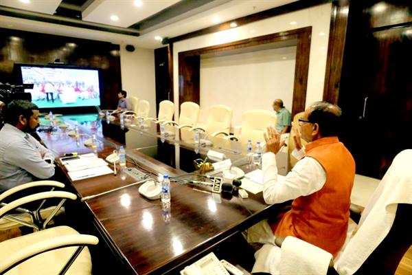 Kanya Vivah Yojana : मुख्यमंत्री, पेटलावद झाबुआ के सामूहिक विवाह कार्यक्रम में वर्चुअली शामिल हुए Kanya Vivah Yojana : मुख्यमंत्री, पेटलावद झाबुआ के सामूहिक विवाह कार्यक्रम में वर्चुअली शामिल हुए