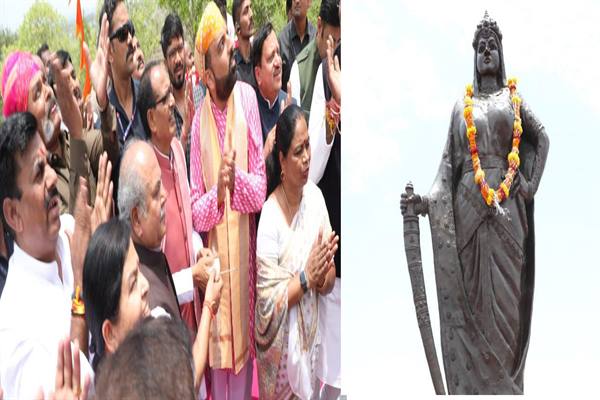 Unveiling Of The Statue : मुख्यमंत्री ने किया महारानी पद्मावती की प्रतिमा का अनावरण Unveiling Of The Statue : मुख्यमंत्री ने किया महारानी पद्मावती की प्रतिमा का अनावरण