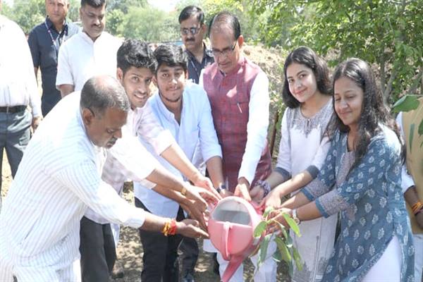 Tree Plantation : मुख्यमंत्री शिवराज चौहान ने पर्यावरण-प्रेमी और सामाजिक कार्यकर्ताओं के साथ पौध-रोपण किया Tree Plantation : मुख्यमंत्री शिवराज चौहान ने पर्यावरण-प्रेमी और सामाजिक कार्यकर्ताओं के साथ पौध-रोपण किया