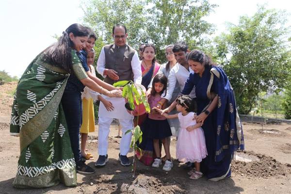 Tree Plantation : मुख्यमंत्री शिवराज चौहान ने कचनार, बरगद और आम के पौधे रोपे Tree Plantation : मुख्यमंत्री शिवराज चौहान ने कचनार, बरगद और आम के पौधे रोपे