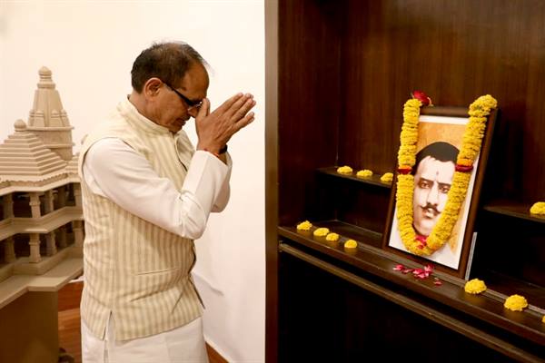 Wreath On Picture : मुख्यमंत्री शिवराज चौहान ने पं. राम प्रसाद बिस्मिल के चित्र पर माल्यार्पण किया Wreath On Picture : मुख्यमंत्री शिवराज चौहान ने पं. राम प्रसाद बिस्मिल के चित्र पर माल्यार्पण किया
