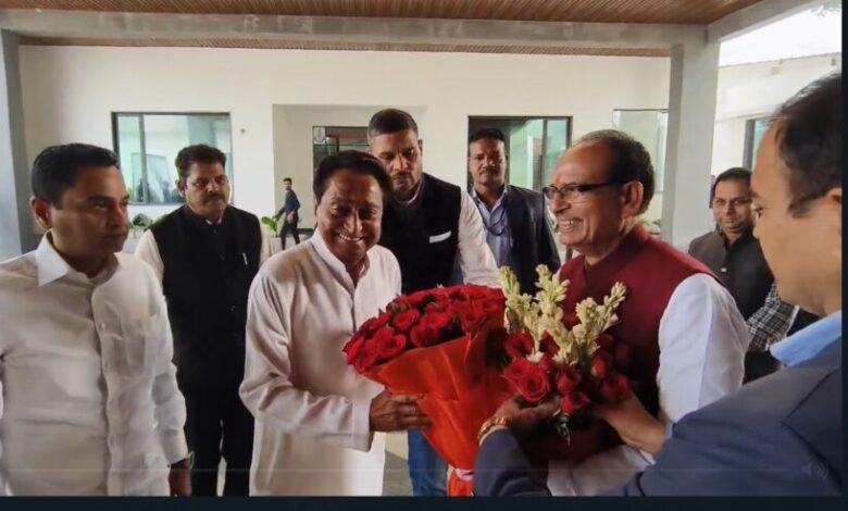 MP Election : BJP की बंपर जीत…! बधाई देने कमलनाथ पहुंचे CM शिवराज हाउस…सुनिए क्या कहा VIDEO MP Election : BJP की बंपर जीत…! बधाई देने कमलनाथ पहुंचे CM शिवराज हाउस…सुनिए क्या कहा VIDEO