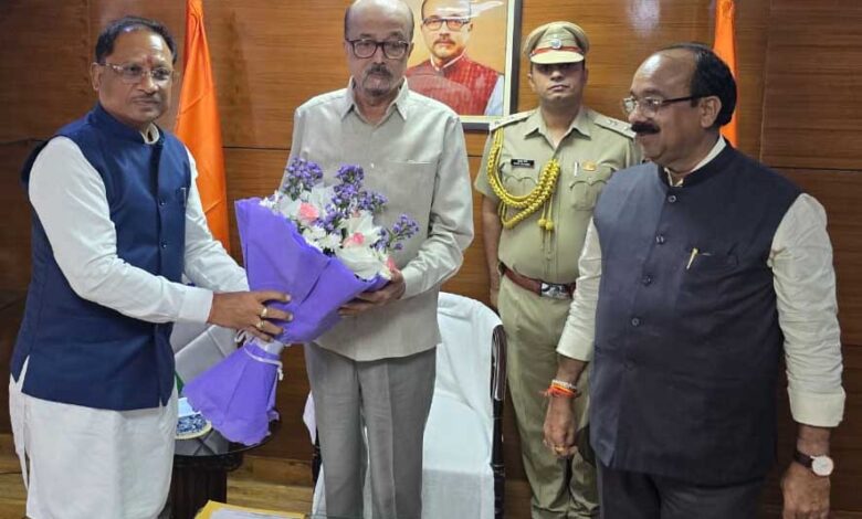मुख्यमंत्री साय ने छत्तीसगढ़ भवन में मिले राज्यपाल डेका से मुख्यमंत्री साय ने छत्तीसगढ़ भवन में मिले राज्यपाल डेका से