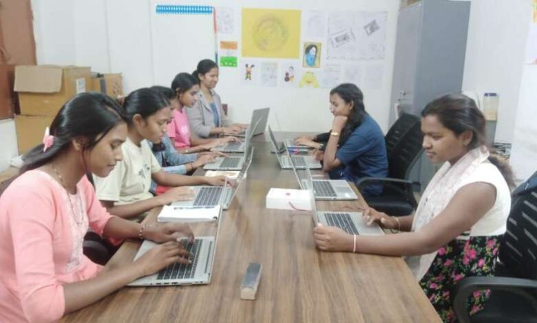 मुख्यमंत्री की सार्थक पहल से छात्राओं की आत्मनिर्भरता की ओर बढ़ते कदम मुख्यमंत्री की सार्थक पहल से छात्राओं की आत्मनिर्भरता की ओर बढ़ते कदम