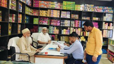 कलेक्टर के निर्देश पर पटाखा दुकानों का तहसीलदार ने किया निरीक्षण