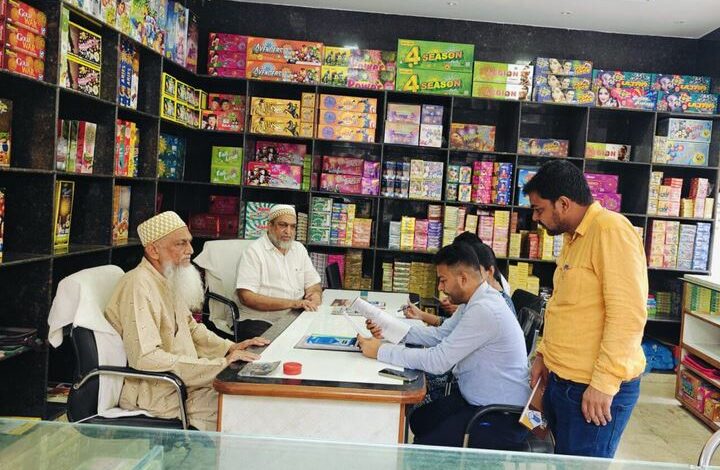 कलेक्टर के निर्देश पर पटाखा दुकानों का तहसीलदार ने किया निरीक्षण कलेक्टर के निर्देश पर पटाखा दुकानों का तहसीलदार ने किया निरीक्षण