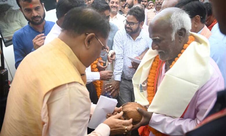 मुख्यमंत्री साय के हाथो दिव्यांगजनों को मिला निःशुल्क बस पास मुख्यमंत्री साय के हाथो दिव्यांगजनों को मिला निःशुल्क बस पास