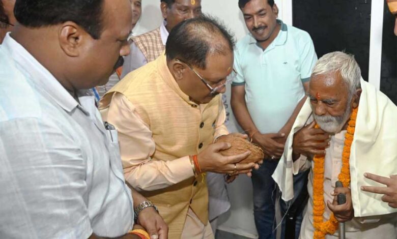 मुख्यमंत्री अपने बचपन के स्कूली शिक्षक से मिलकर हुए भाव विभोर मुख्यमंत्री अपने बचपन के स्कूली शिक्षक से मिलकर हुए भाव विभोर