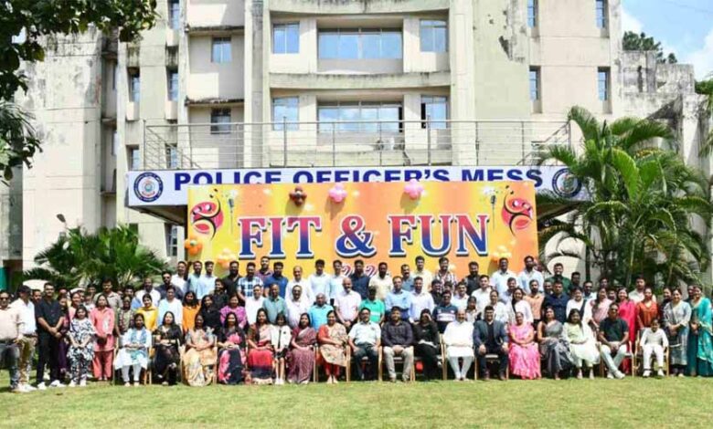 ‘फिट एंड फन’ कार्यक्रम में जनता और पुलिस के बीच बेहतर तालमेल बनाने का प्रयास ‘फिट एंड फन’ कार्यक्रम में जनता और पुलिस के बीच बेहतर तालमेल बनाने का प्रयास