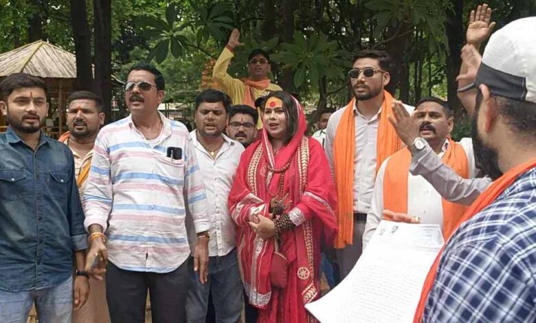 हिंदू संगठनों ने गरबा स्थल में गैर हिंदूओ के प्रवेश पर प्रतिबंध लगाने कलेक्टर और एसएसपी को सौंपा ज्ञापन हिंदू संगठनों ने गरबा स्थल में गैर हिंदूओ के प्रवेश पर प्रतिबंध लगाने कलेक्टर और एसएसपी को सौंपा ज्ञापन