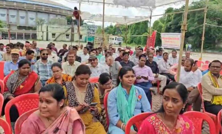 ‘मोदी की गारंटी’ लागू करने के लिए राज्य सरकार के अधिकारी-कर्मचारी हड़ताल पर ‘मोदी की गारंटी’ लागू करने के लिए राज्य सरकार के अधिकारी-कर्मचारी हड़ताल पर