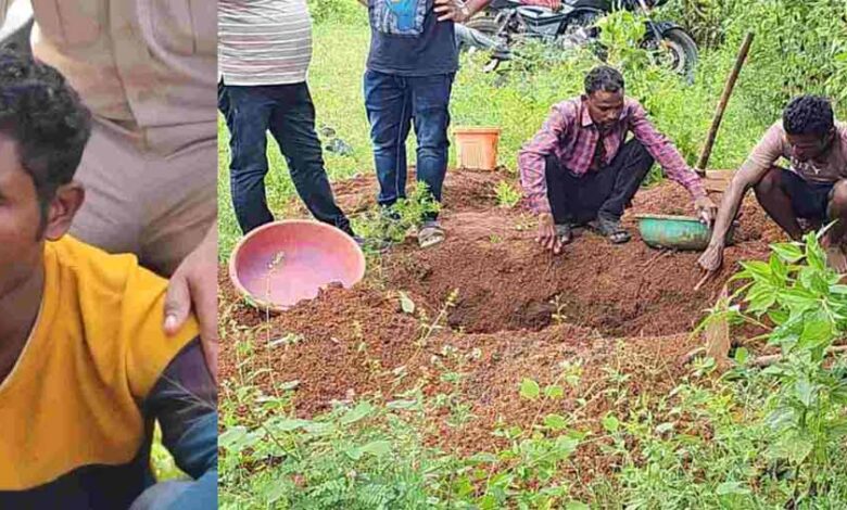 पत्नी ने प्रेमी के साथ मिलकर की पति की हत्या, सामान्य मौत बताकर दफना, पुलिस ने पीएम कराने कब्र से निकाला शव पत्नी ने प्रेमी के साथ मिलकर की पति की हत्या, सामान्य मौत बताकर दफना, पुलिस ने पीएम कराने कब्र से निकाला शव