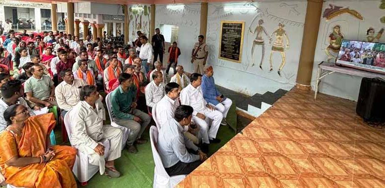 उद्योग मंत्री लखन लाल देवांगन ने आम नागरिकों के साथ सुनी ’मन की बात’ उद्योग मंत्री लखन लाल देवांगन ने आम नागरिकों के साथ सुनी ’मन की बात’