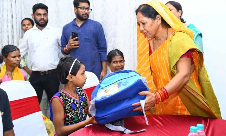 नई दिल्ली से लौटे माओवादी हिंसा पीड़ित बस्तरवासियों का मुख्यमंत्री निवास में आत्मीय स्वागत नई दिल्ली से लौटे माओवादी हिंसा पीड़ित बस्तरवासियों का मुख्यमंत्री निवास में आत्मीय स्वागत