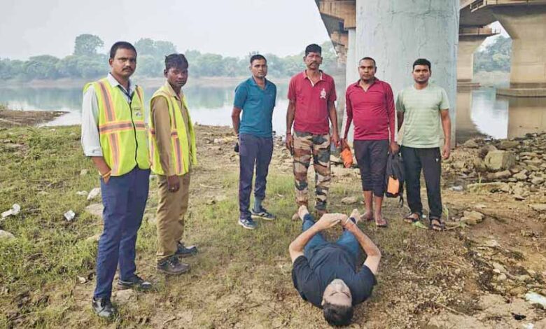 शिवनाथ नदी में कूदकर शख्स ने की आत्महत्या, मिला सुसाइड नोट शिवनाथ नदी में कूदकर शख्स ने की आत्महत्या, मिला सुसाइड नोट