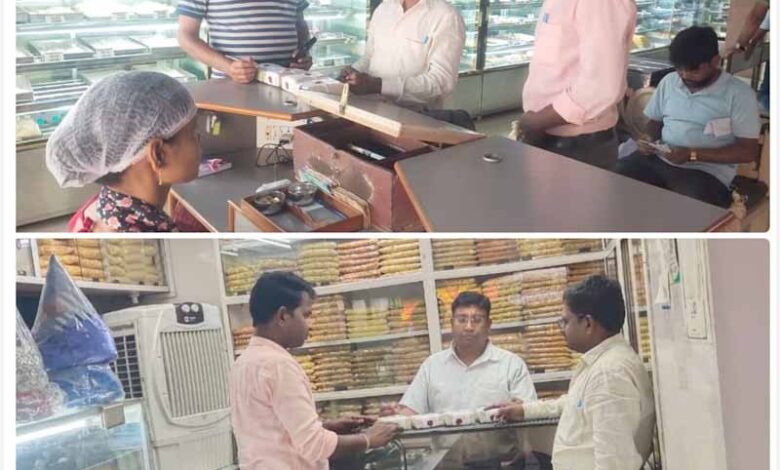 मिलावटी मिठाई बेचने वालों पर सख्त कार्रवाई मिलावटी मिठाई बेचने वालों पर सख्त कार्रवाई