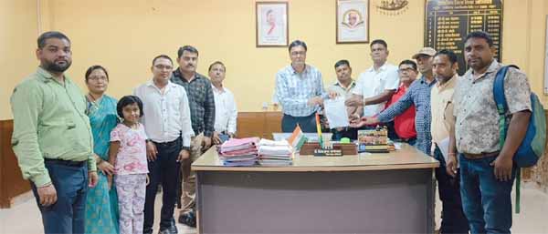 डीईओ से मिलकर शिक्षक मोर्चा पदाधिकारियो ने शीघ्र प्रधान पाठक पर पदोन्नति की मांग की डीईओ से मिलकर शिक्षक मोर्चा पदाधिकारियो ने शीघ्र प्रधान पाठक पर पदोन्नति की मांग की