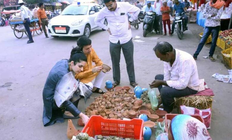 जांजगीर कलेक्टर ने सपत्नी सड़क किनारे लगे दुकानों से की खरीदारी