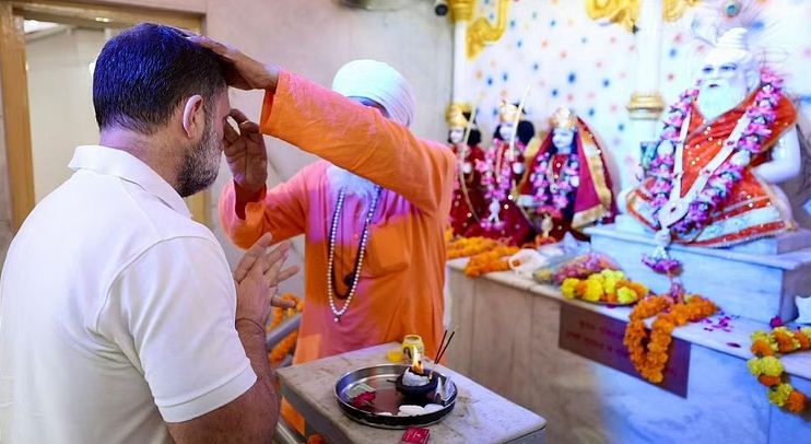राहुल गांधी पहुंचे वाल्मीकि मंदिर, बीजेपी ने बताया ढोंग राहुल गांधी पहुंचे वाल्मीकि मंदिर, बीजेपी ने बताया ढोंग