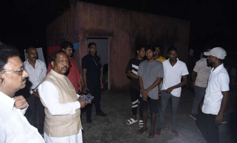 मंत्री रामविचार नेताम ने छात्रावास का आकस्मिक निरीक्षण कर छात्रों से उनकी आवश्यकताओं एवं समस्याओं पर चर्चा की मंत्री रामविचार नेताम ने छात्रावास का आकस्मिक निरीक्षण कर छात्रों से उनकी आवश्यकताओं एवं समस्याओं पर चर्चा की