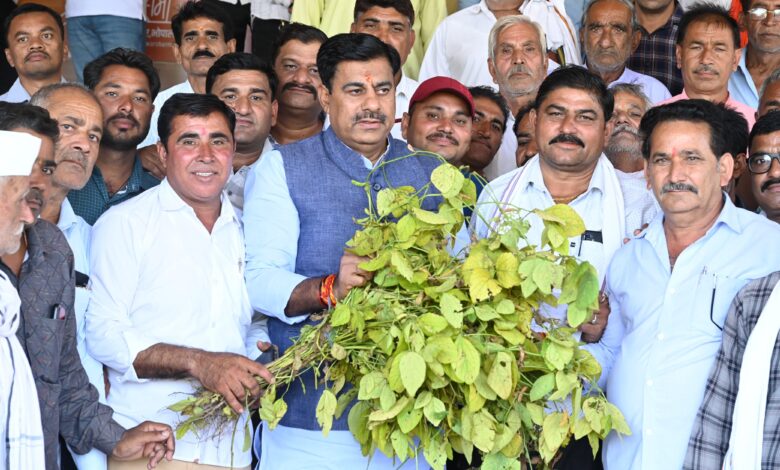 अतिवर्षा से प्रभावित किसान विधायक रामेश्वर शर्मा से मिले कलेक्टर भोपाल कौशलेंद्र विक्रम सिंह पहुंचे किसानों के बीच, चौपाल में बैठकर की बातचीत अतिवर्षा से प्रभावित किसान विधायक रामेश्वर शर्मा से मिले कलेक्टर भोपाल कौशलेंद्र विक्रम सिंह पहुंचे किसानों के बीच, चौपाल में बैठकर की बातचीत