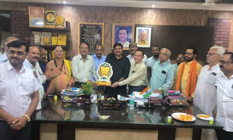 सरयूपारीण ब्राह्मण सभा के अध्यक्ष डॉ. सुरेश शुक्ला और उनकी टीम को किया गया सम्मानित