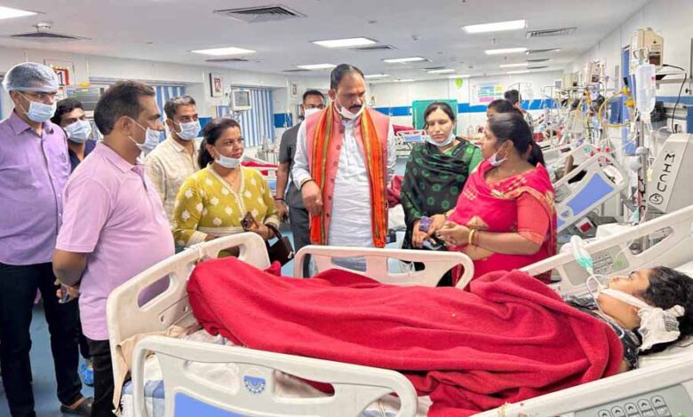 स्वास्थ्य मंत्री ने किया मेकाहारा अस्पताल का निरीक्षण, मोतियाबिंद ऑपरेशन कराने वाले मरीजों से की मुलाकात