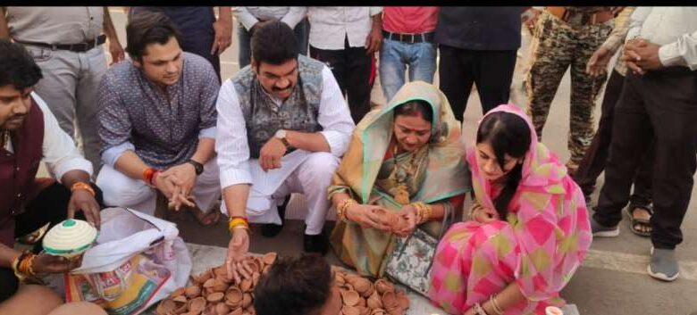 वोकल फॉर लोकल को बढ़ावा देने खाद्य मंत्री राजपूत ने सपत्नीक खरीदी पूजन सामग्री वोकल फॉर लोकल को बढ़ावा देने खाद्य मंत्री राजपूत ने सपत्नीक खरीदी पूजन सामग्री