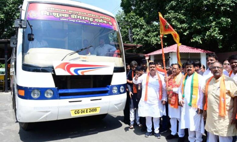 मुख्यमंत्री विष्णु देव साय ने मां बम्लेश्वरी के दर्शन के लिए जा रहे श्रद्धालुओं की बस को झंडी दिखाकर किया रवाना मुख्यमंत्री विष्णु देव साय ने मां बम्लेश्वरी के दर्शन के लिए जा रहे श्रद्धालुओं की बस को झंडी दिखाकर किया रवाना