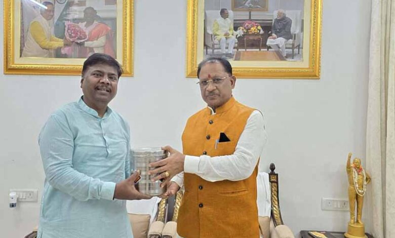 मुख्यमंत्री को वनमंत्री ने अबूझमाड़ का शुद्ध देशी घी भेंट किया मुख्यमंत्री को वनमंत्री ने अबूझमाड़ का शुद्ध देशी घी भेंट किया
