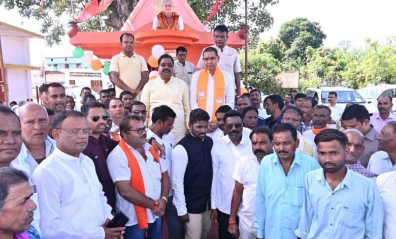 भारत रत्न स्व. अटल बिहारी बाजपेयी के प्रतिमा का टंकराम वर्मा ने किया अनावरण भारत रत्न स्व. अटल बिहारी बाजपेयी के प्रतिमा का टंकराम वर्मा ने किया अनावरण