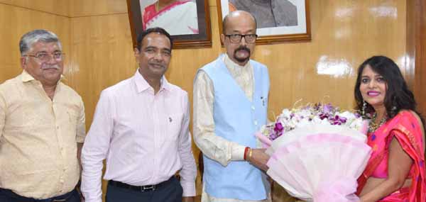 राज्यपाल डेका से डॉ. शर्मा ने सौजन्य भेंट की राज्यपाल डेका से डॉ. शर्मा ने सौजन्य भेंट की