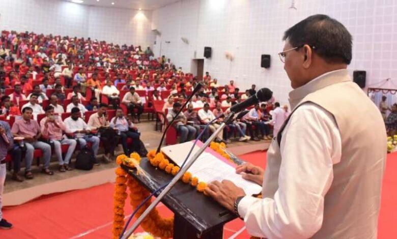 मंत्री देवांगन ने 441.07 लाख के विकास कार्यों का किया भूमिपूजन मंत्री देवांगन ने 441.07 लाख के विकास कार्यों का किया भूमिपूजन