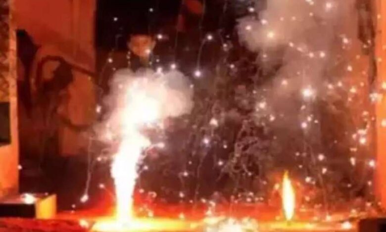 पूर्वी दिल्ली में दो किशोरों की शरारत से फटे पटाखे पूर्वी दिल्ली में दो किशोरों की शरारत से फटे पटाखे