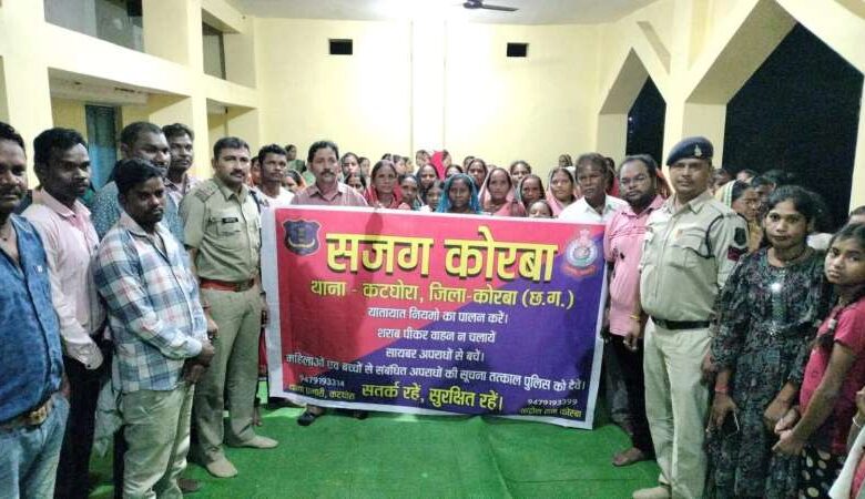 ग्रामीणों संग जमीन पर बैठकर थाना प्रभारी ने ली जनचौपाल ग्रामीणों संग जमीन पर बैठकर थाना प्रभारी ने ली जनचौपाल