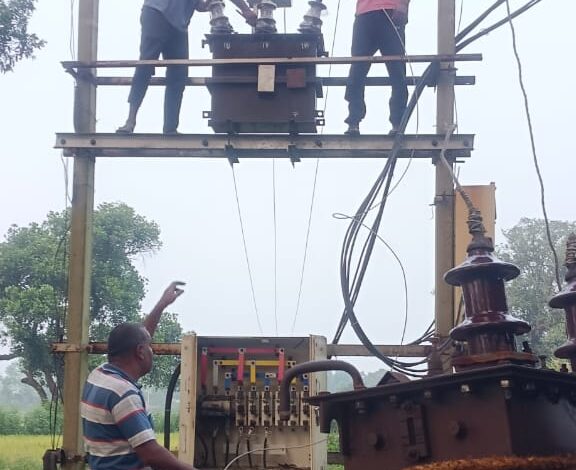 मुख्यमंत्री कैंप कार्यालय की पहल पर ग्राम रायकेरा में लगाया गया ट्रांसफार्मर