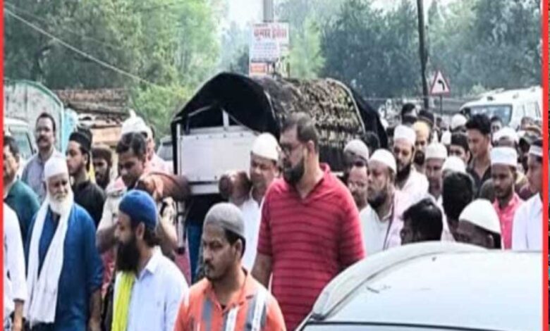मनेन्द्रगढ़ में प्रधान आरक्षक की पत्नी और पुत्री का उठा जनाजा, काफी तदाद में शामिल हुए लोग मनेन्द्रगढ़ में प्रधान आरक्षक की पत्नी और पुत्री का उठा जनाजा, काफी तदाद में शामिल हुए लोग