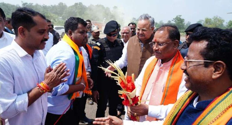 मुख्यमंत्री विष्णुदेव साय का जनप्रतिनिधियों एवं अधिकारियों ने किया आत्मीय स्वागत मुख्यमंत्री विष्णुदेव साय का जनप्रतिनिधियों एवं अधिकारियों ने किया आत्मीय स्वागत