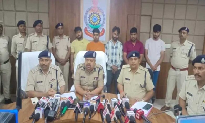 सूरजपुर में प्रधान आरक्षक की पत्नी और बेटी की हत्या का मामला में कुख्यात आरोपी कुलदीप साहू समेत पांच अन्य गिरफ्तार सूरजपुर में प्रधान आरक्षक की पत्नी और बेटी की हत्या का मामला में कुख्यात आरोपी कुलदीप साहू समेत पांच अन्य गिरफ्तार