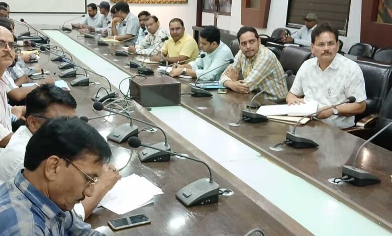 कलेक्टर ने की 15 साल से पुराने वाहनों की नीलामी की समीक्षा कलेक्टर ने की 15 साल से पुराने वाहनों की नीलामी की समीक्षा