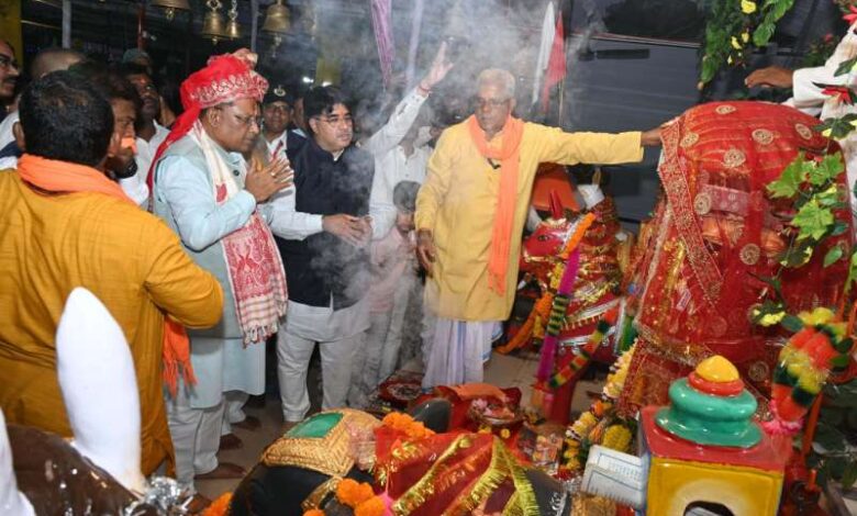 मुख्यमंत्री ने माता को 108 मीटर लंबी लाल चुनरी भेंटकर प्रदेशवासियों के सुख-समृद्धि और खुशहाली की कामना मुख्यमंत्री ने माता को 108 मीटर लंबी लाल चुनरी भेंटकर प्रदेशवासियों के सुख-समृद्धि और खुशहाली की कामना