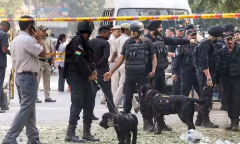 दिल्ली ब्लास्ट सीसीटीवी में दिखे 3 संदिग्ध इस तरह किया धमाका दिल्ली ब्लास्ट सीसीटीवी में दिखे 3 संदिग्ध इस तरह किया धमाका