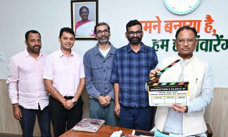 मुख्यमंत्री ने वेब सीरीज ग्राम-चिकित्सालय के मुहूर्त-शॉट का दिया क्लैप