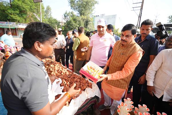 मुख्यमंत्री डॉ. यादव ने सुनील और लकी प्रजापति की दुकान से खरीदे दीपक मुख्यमंत्री डॉ. यादव ने सुनील और लकी प्रजापति की दुकान से खरीदे दीपक