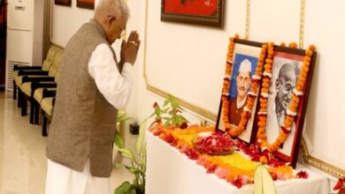 राज्यपाल ने महात्मा गांधी और पूर्व प्रधानमंत्री स्व. शास्त्री को राजभवन में दी श्रद्धांजलि