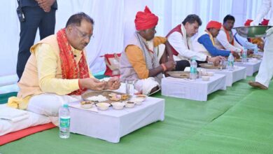 मुख्यमंत्री साय ने आमचो बस्तर क्लब में मांझी-चालकी और बस्तर दशहरा पर्व के पारंपरिक सदस्यों के साथ किया दोपहर का भोजन
