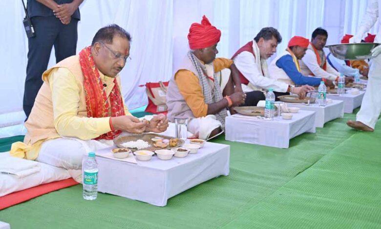 मुख्यमंत्री साय ने आमचो बस्तर क्लब में मांझी-चालकी और बस्तर दशहरा पर्व के पारंपरिक सदस्यों के साथ किया दोपहर का भोजन मुख्यमंत्री साय ने आमचो बस्तर क्लब में मांझी-चालकी और बस्तर दशहरा पर्व के पारंपरिक सदस्यों के साथ किया दोपहर का भोजन
